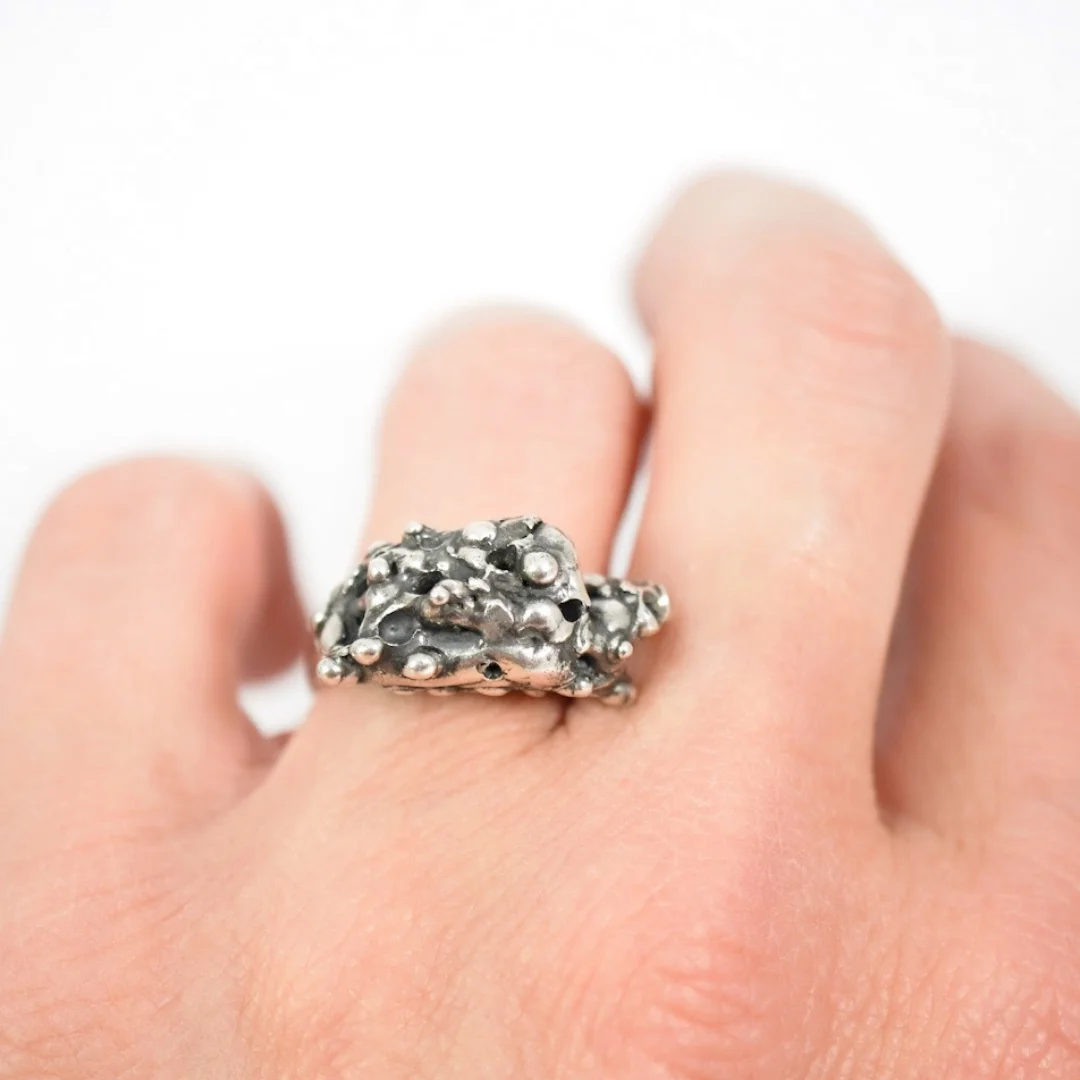 Anillo Random feminista